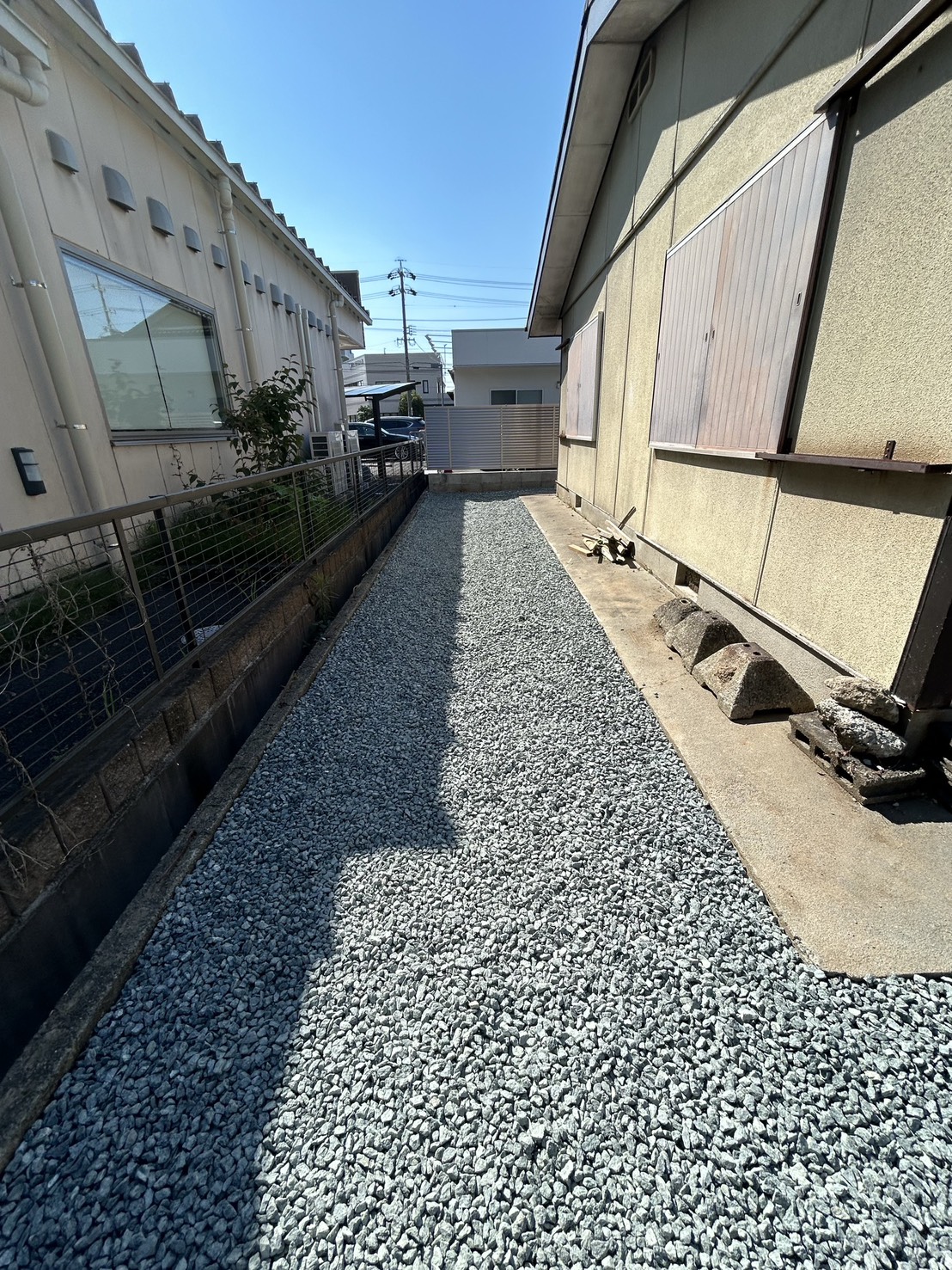 実績紹介　除草、整地、防草シート+砕石敷き　施工後　砕石敷き