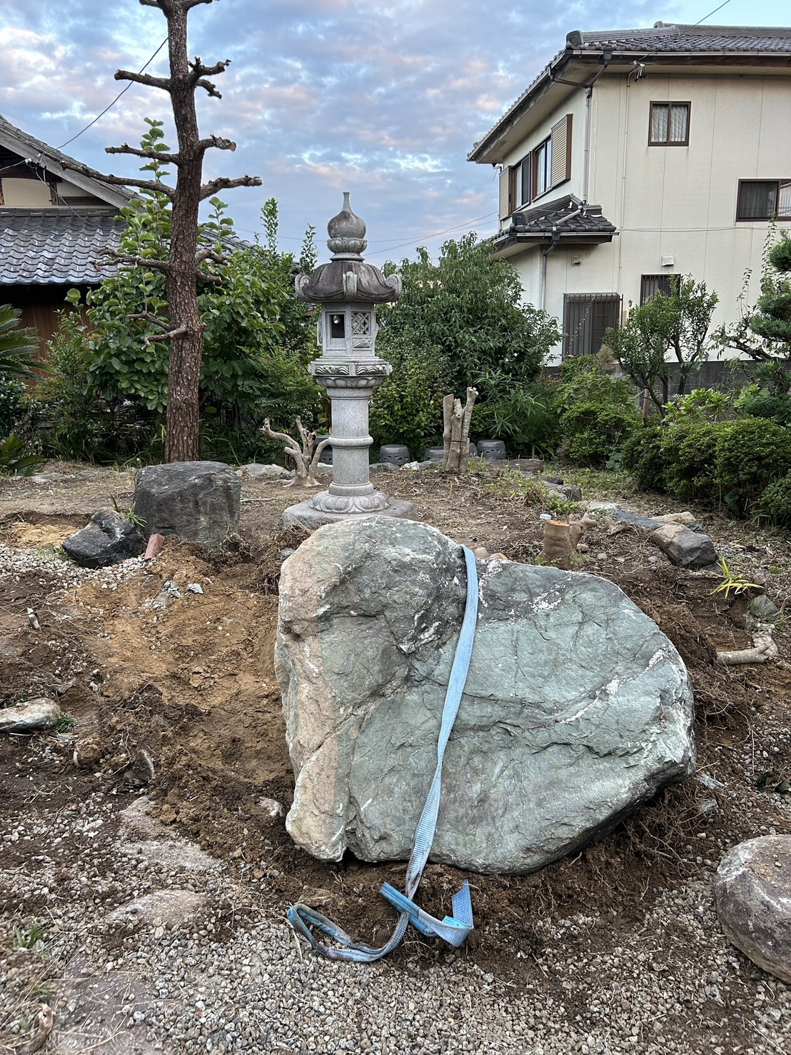 実績紹介　庭じまい　岩を退ける様子