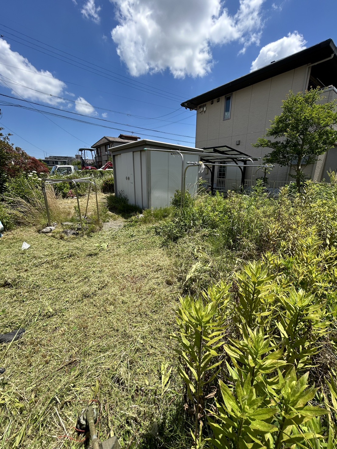 実績紹介　除草、整地、防草シート+砕石敷き　草刈り後の様子
