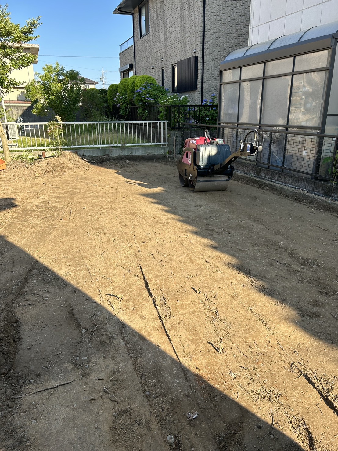 実績紹介　除草、整地、防草シート+砕石敷き　整地後の様子