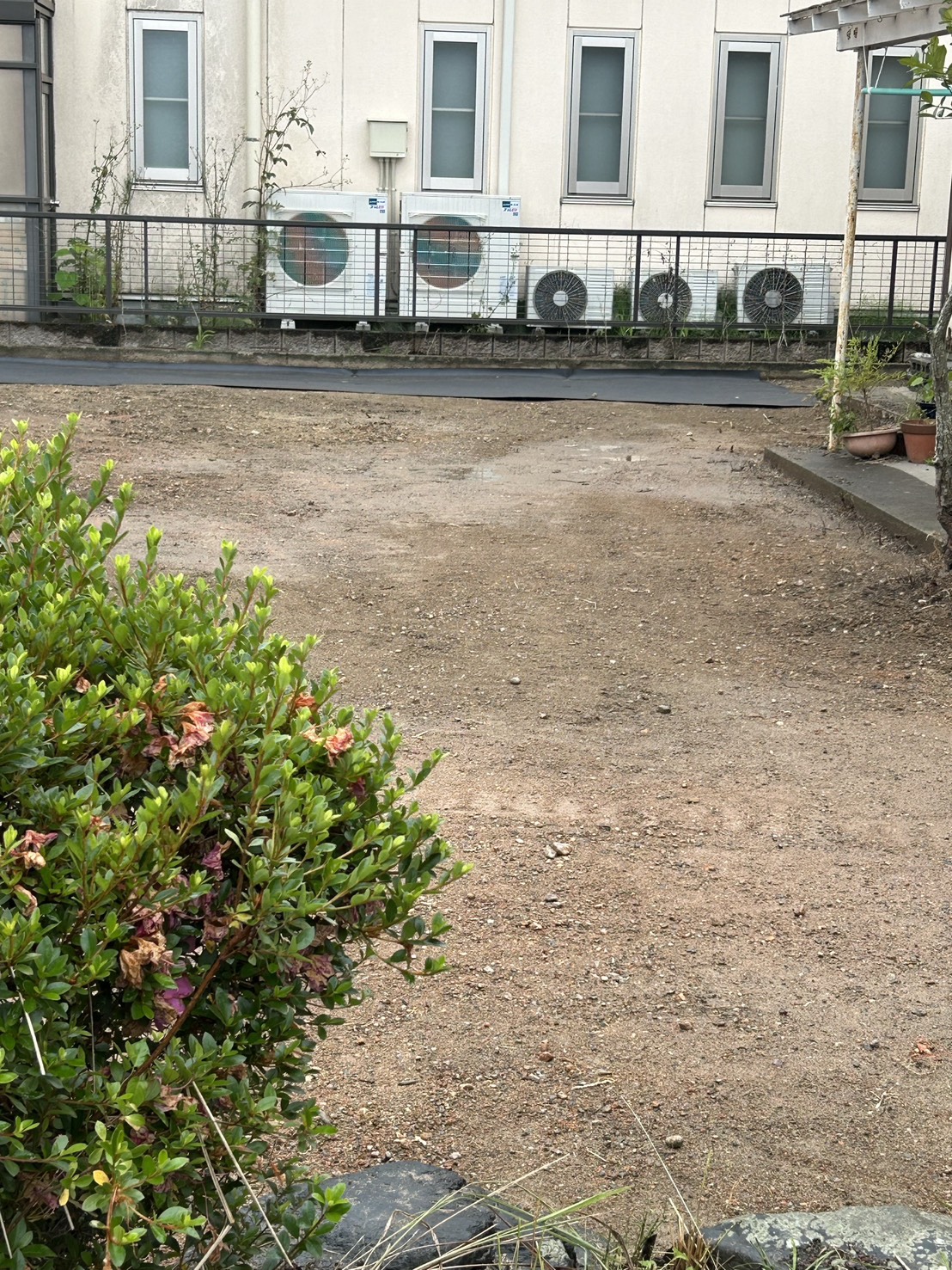 実績紹介　除草、整地、防草シート+砕石敷き　整地後の様子