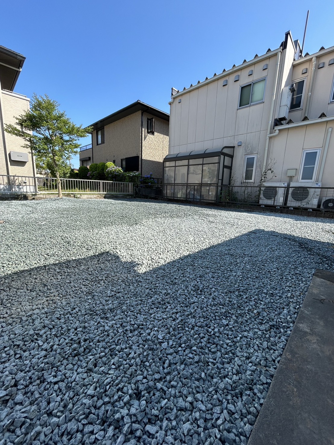 実績紹介　除草、整地、防草シート+砕石敷き　砕石敷きの様子